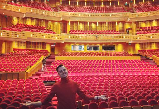 Pablo García-López, en el interior del Gran Teatro de Shangai, en China