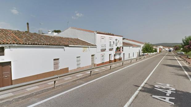 Dos muertos y un herido en Huelva al chocar un coche con un camión cargado de cerdos