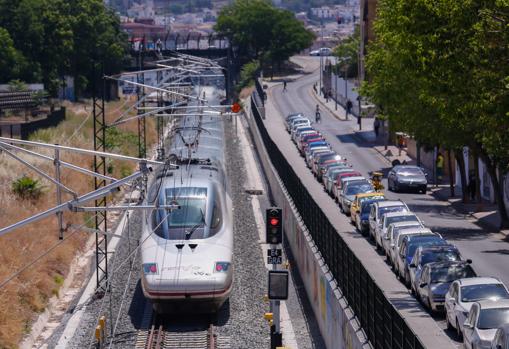 AVE circulando por Granada