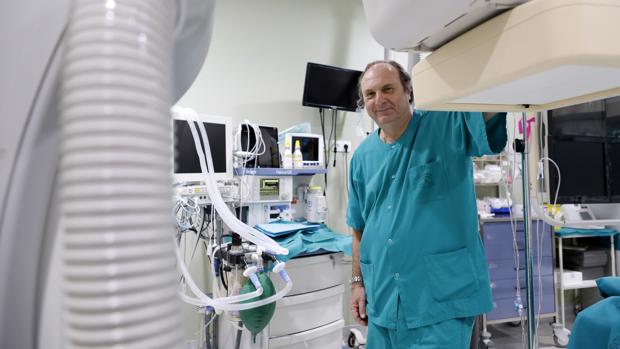 Manuel Pan, jefe de Cardiología: «En otros sistemas, si el paciente no tiene dinero se muere»