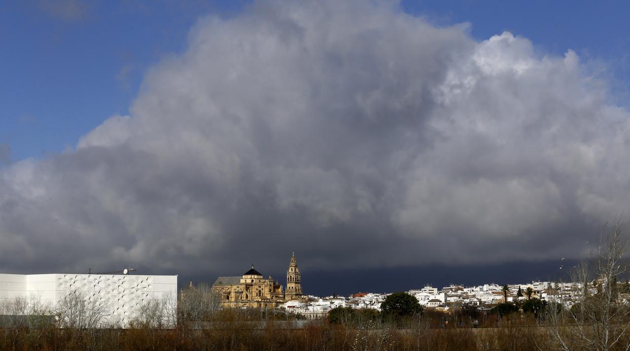 Nubes sobre la Mezquita-Catedral de Córdoba