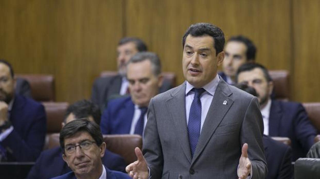 El presidente de la Junta, Juanma Moreno, en el Parlamento