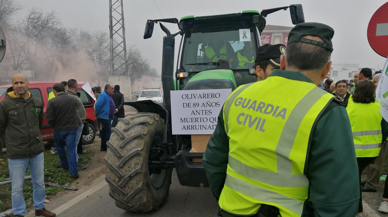 Corte de la autovía A-4 en Andújar durante la protesta de los agricultores del 30 de enero