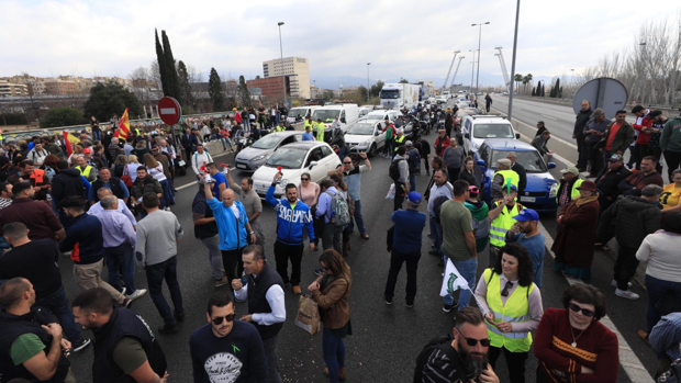 La «tractorada» de Granada pone fin a los cortes sin previo aviso en la cirvunvalación