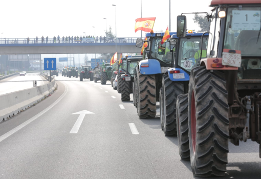 Las columnas de tractores han provocado cortes y retenciones