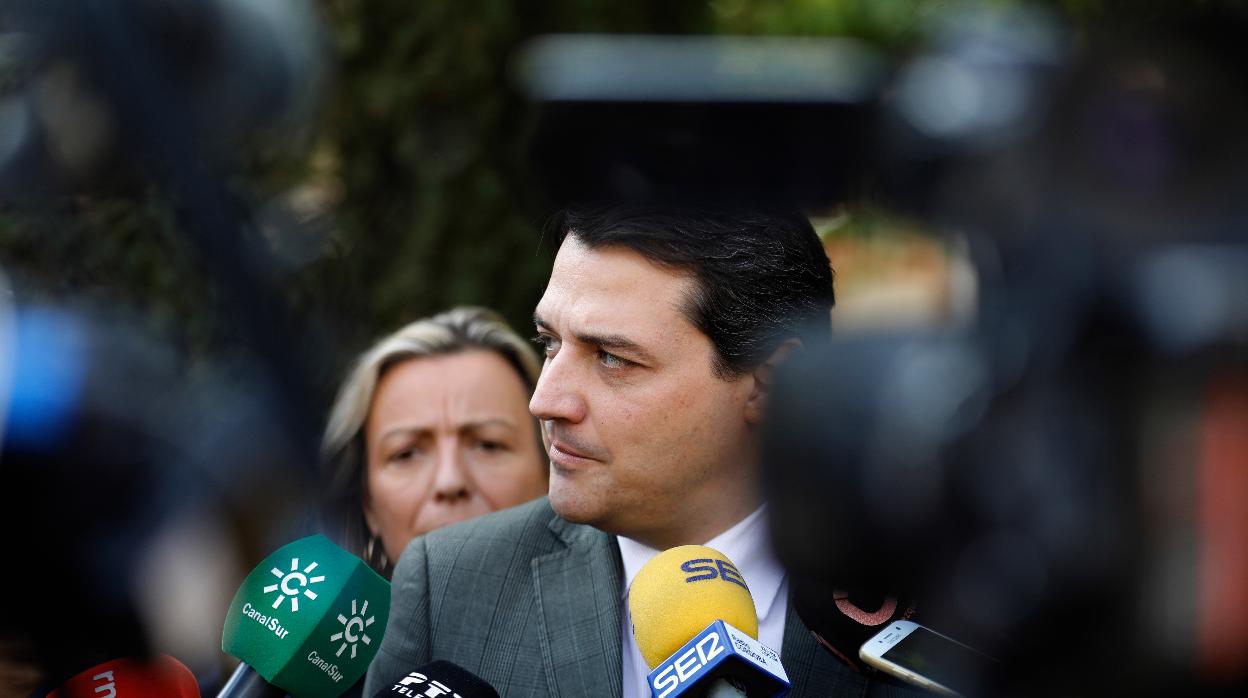 José María Bellido y detrás Isabel Albás en una comparecencia ante los medios