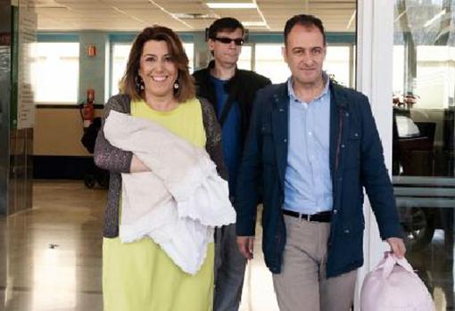 Susana Díaz con su marido e hija, a la salida dle hospital