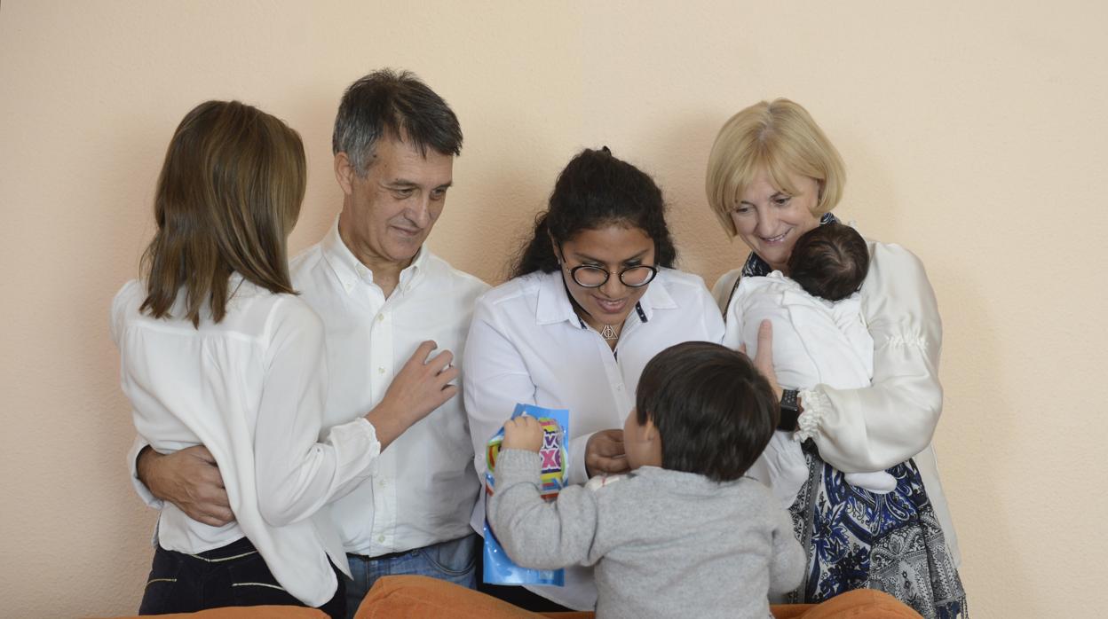 Un matrimonio reunido con sus hijos biológicos y de acogida temporal