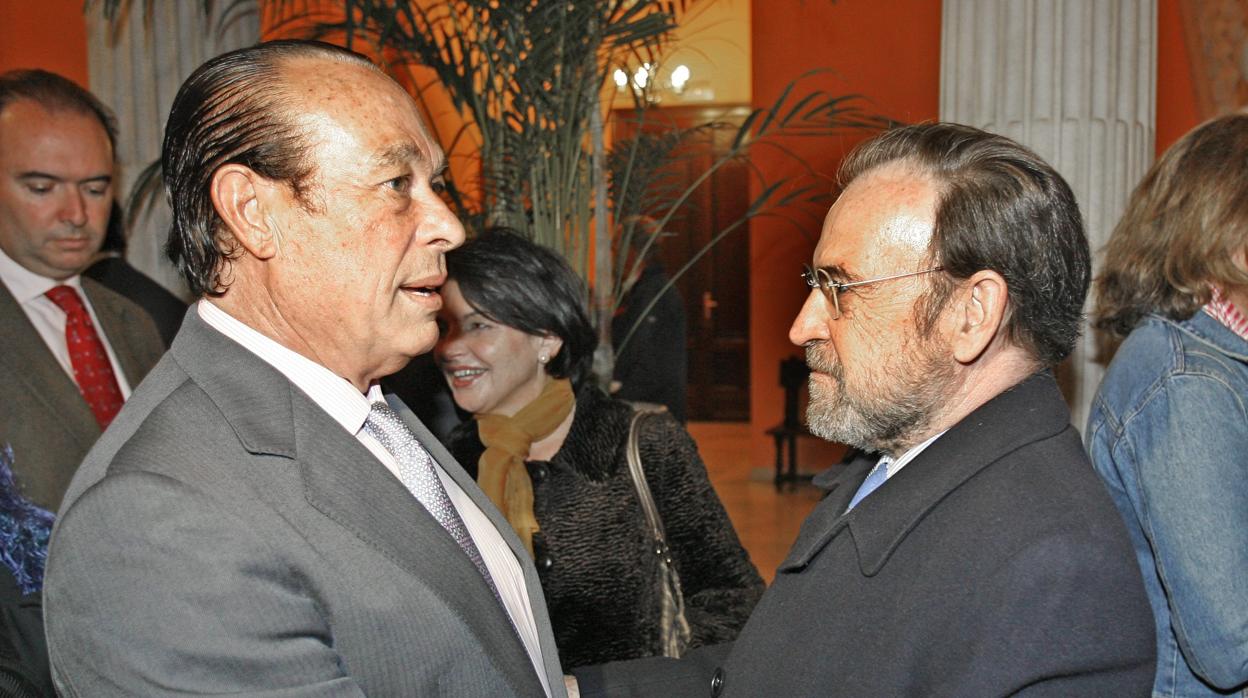 Curro Romero y Antonio Burgos se saludan durante un acto en 2008