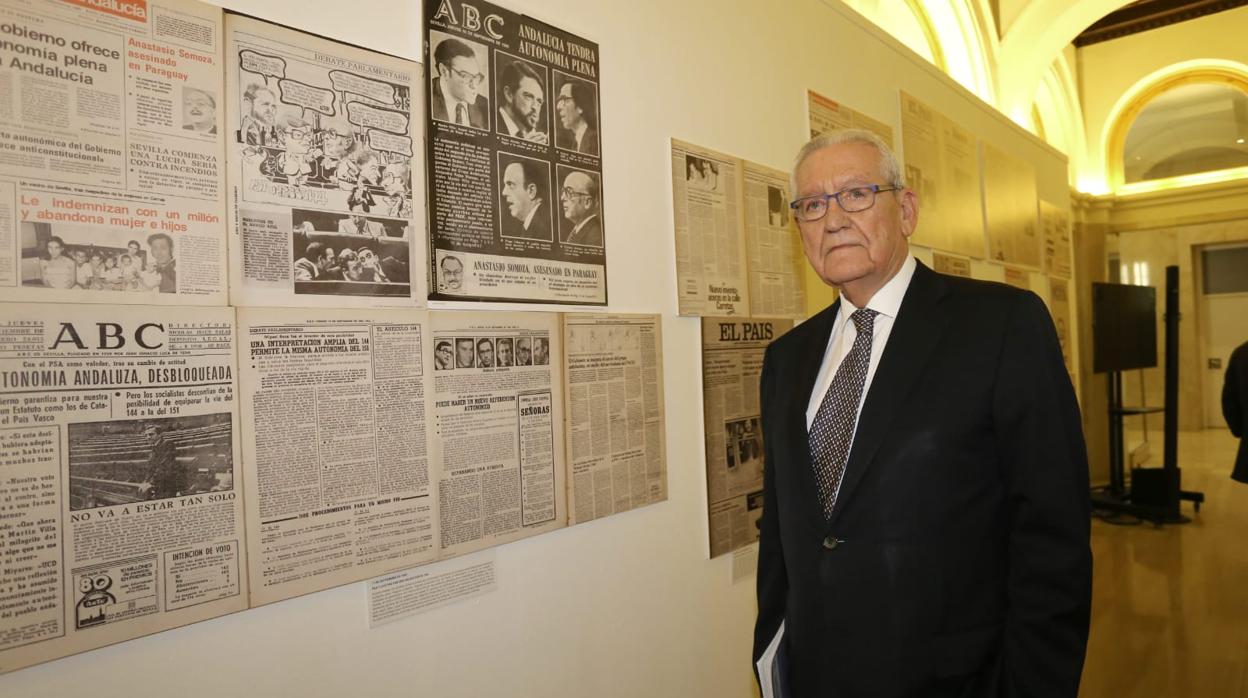 Rafael Escuredo, este lunes en la exposición del 28F en la Casa de la Provincia de Sevilla