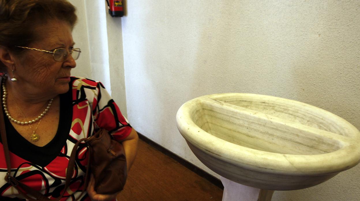 En Málaga se recomienda que vacíen las pilas de agua bendita, como la de la imagen