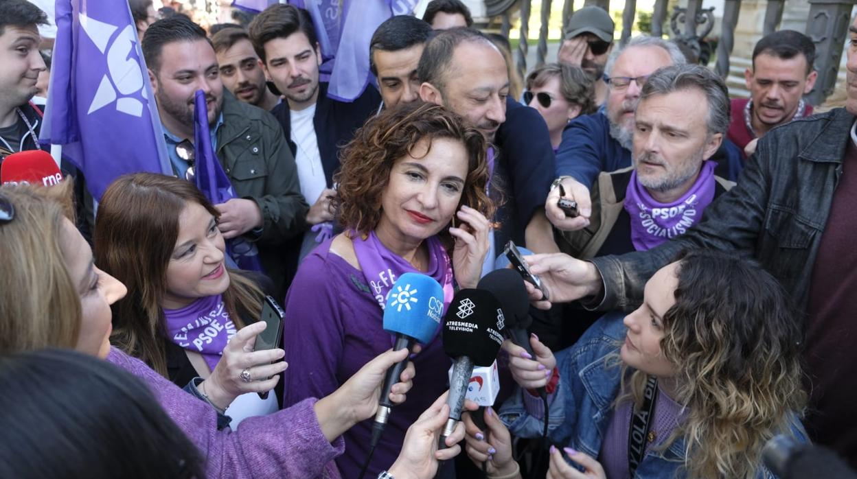Montero atendiendo a los medios de comunicación