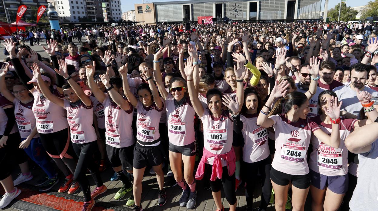 La corredoras de la Pink Running de Córdoba, este domingo, en la salida