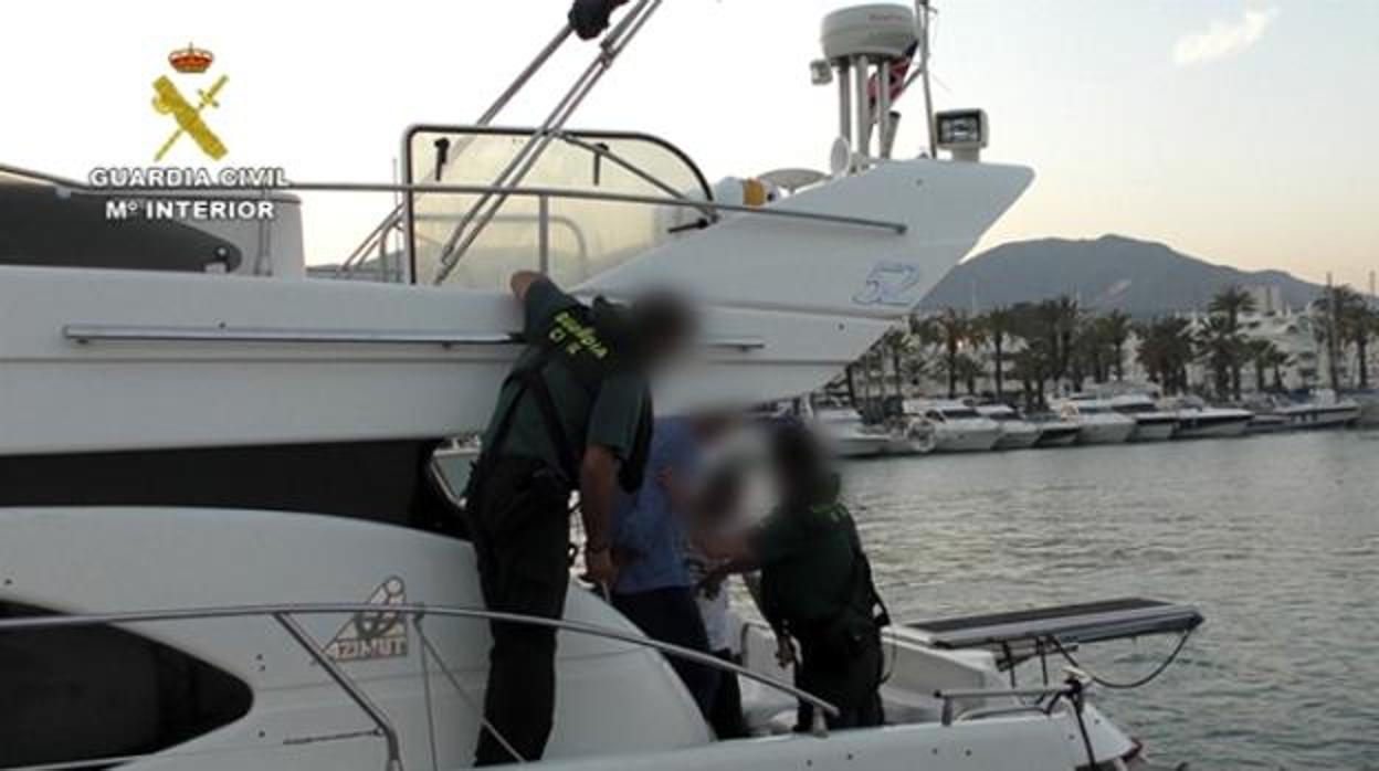 Imagen de la intervención de un yate cargado de droga en Fuengirola