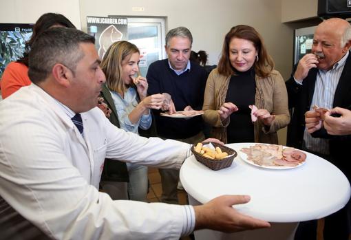 Cuatro consejeros andaluces escenificaron el fin de la crisis en una de las fábricas de Benaoján