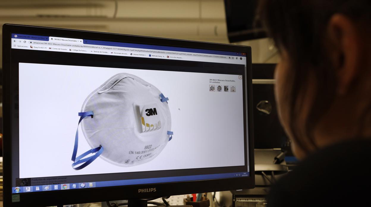Una persona busca mascarillas en internet ante el desabastecimiento