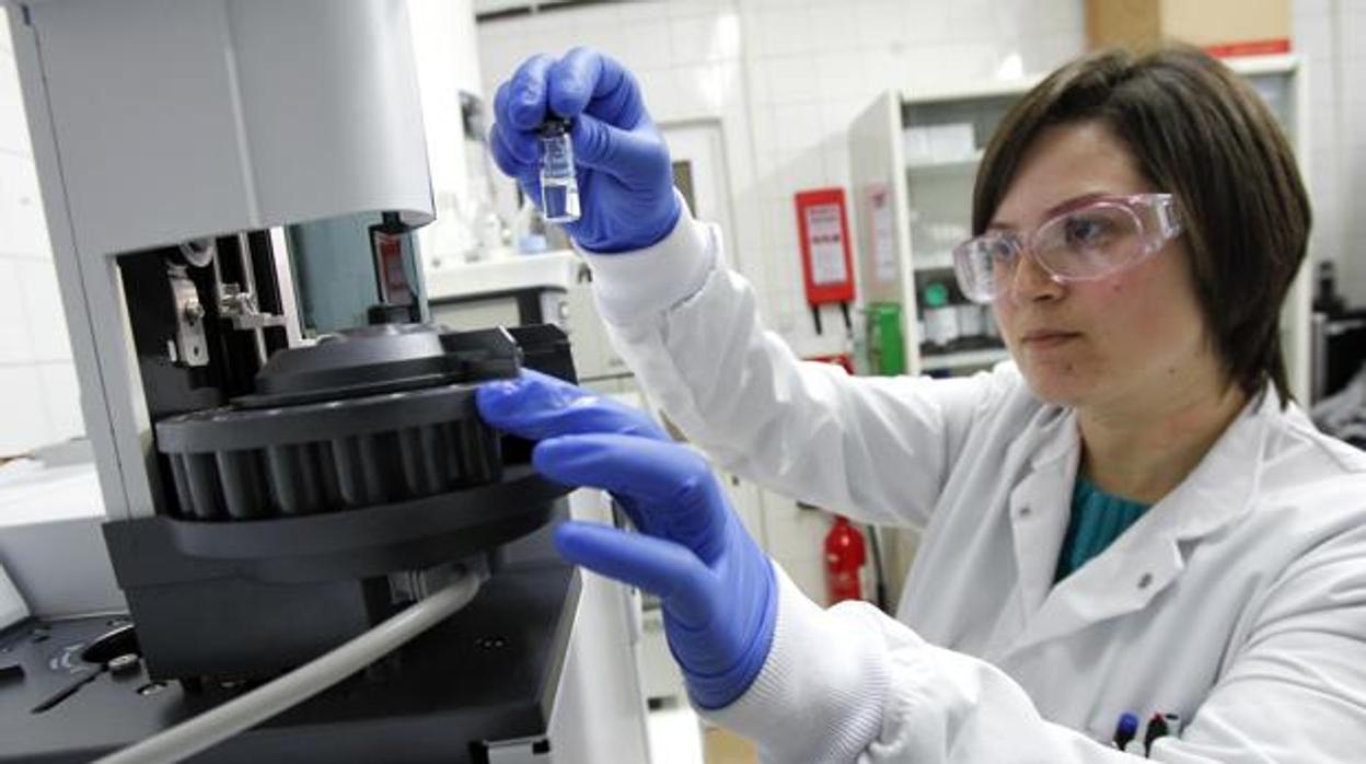 Una científica trabaja en su laboratorio en una imagen de archivo