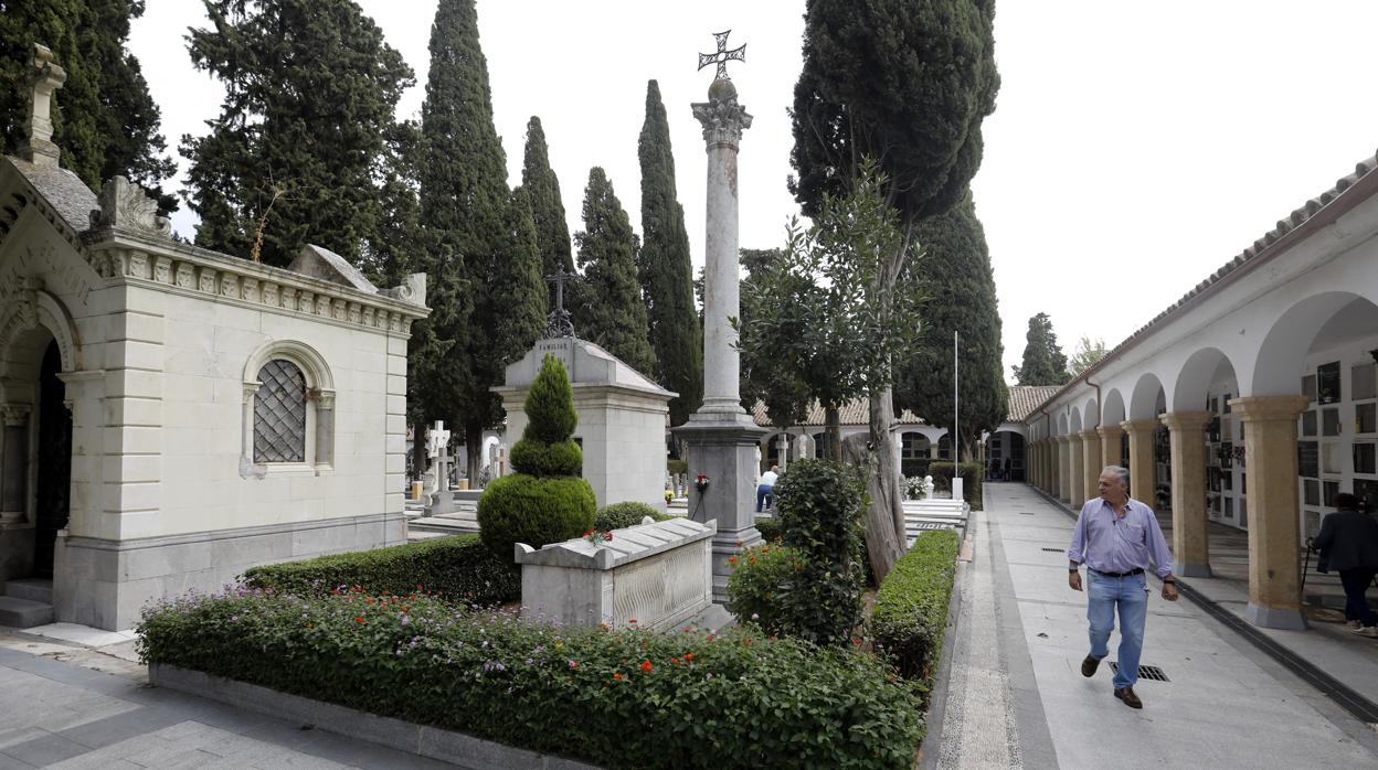 Un caballero pasea entre las lápidas del cementerio de San Rafael