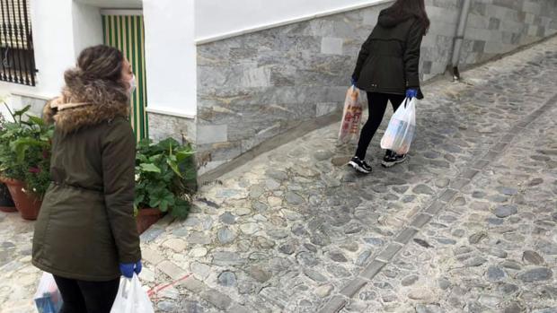 Grupos de voluntarios actúan en los pueblos para hacer frente a la cuarentena en Almería