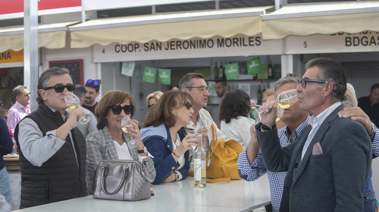 Un grupo de asistentes bebe en la última edición de la Cata del Vino de Córdoba