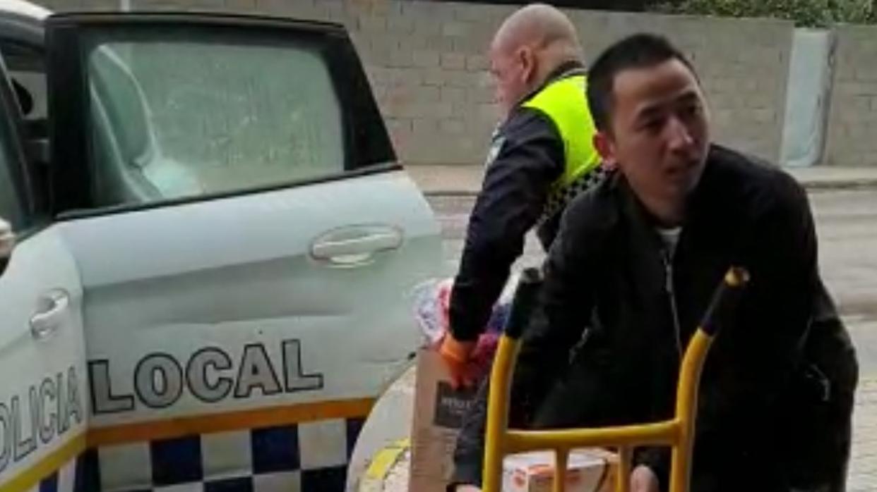 Imágenes de la entrega de material a la Policía Local de La Línea de la Concepción