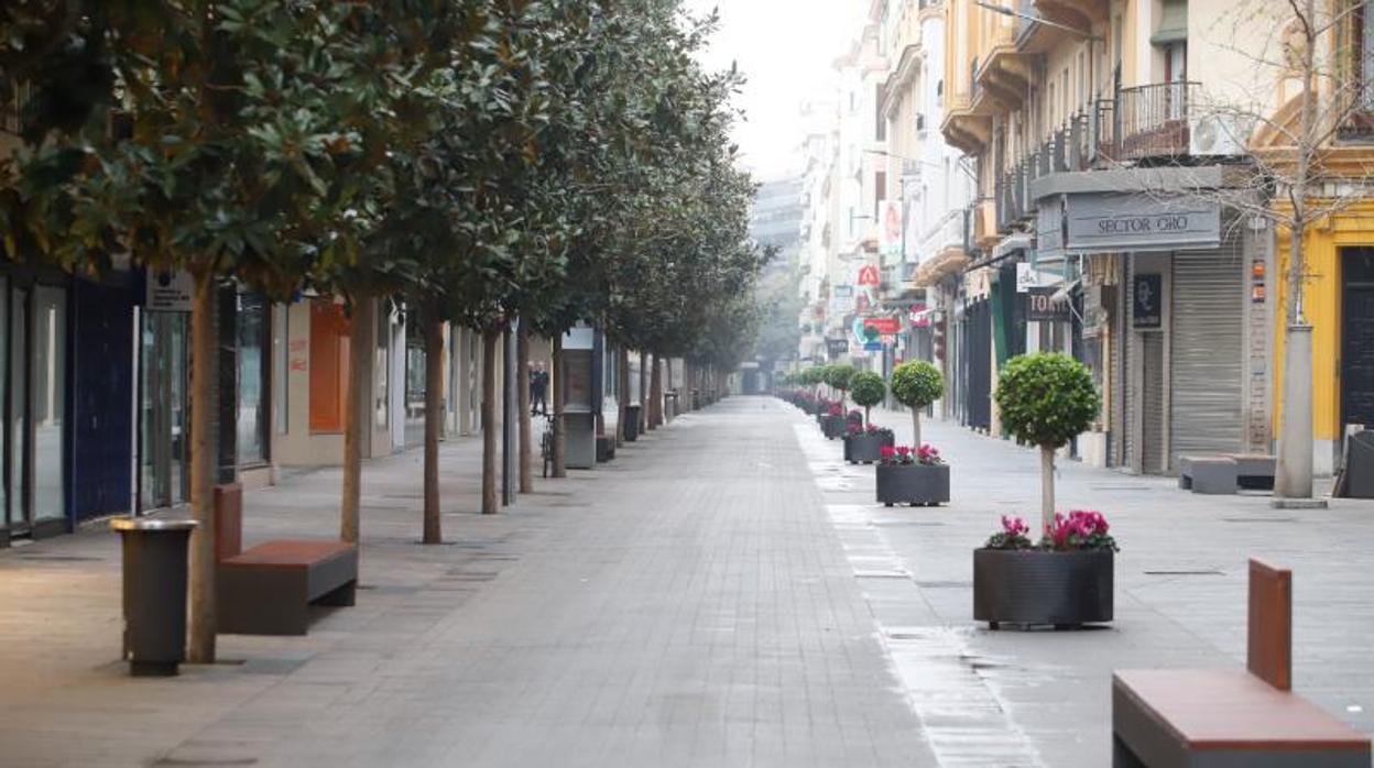 La calle Cruz Conde, desierta durante el confinamiento