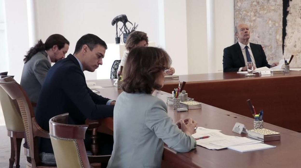 Pedro Sánchez, junto a Pablo Iglesias y Carmen Calvo en el Consejo de Ministros
