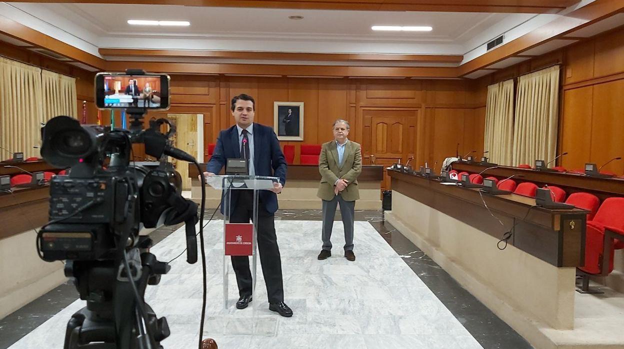 El alcalde y el edil de Hacienda, en la rueda de prensa