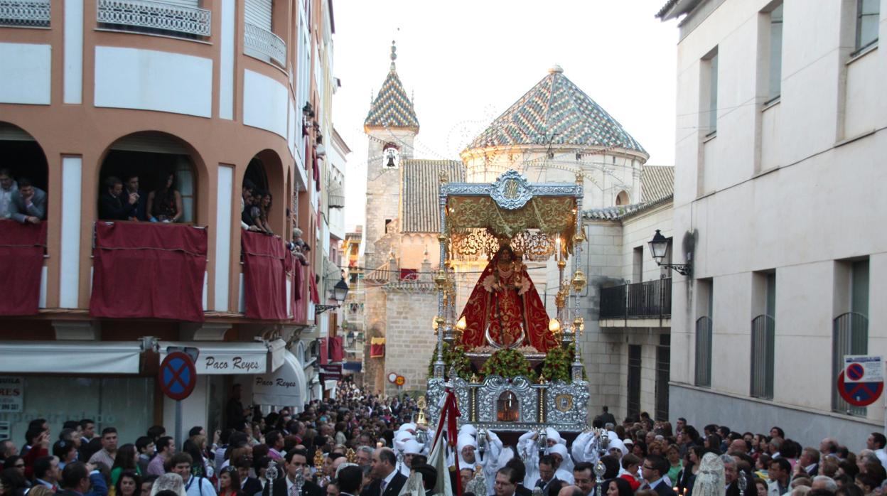 La Virgen de Araceli recorre en procesión las calles de Lucena