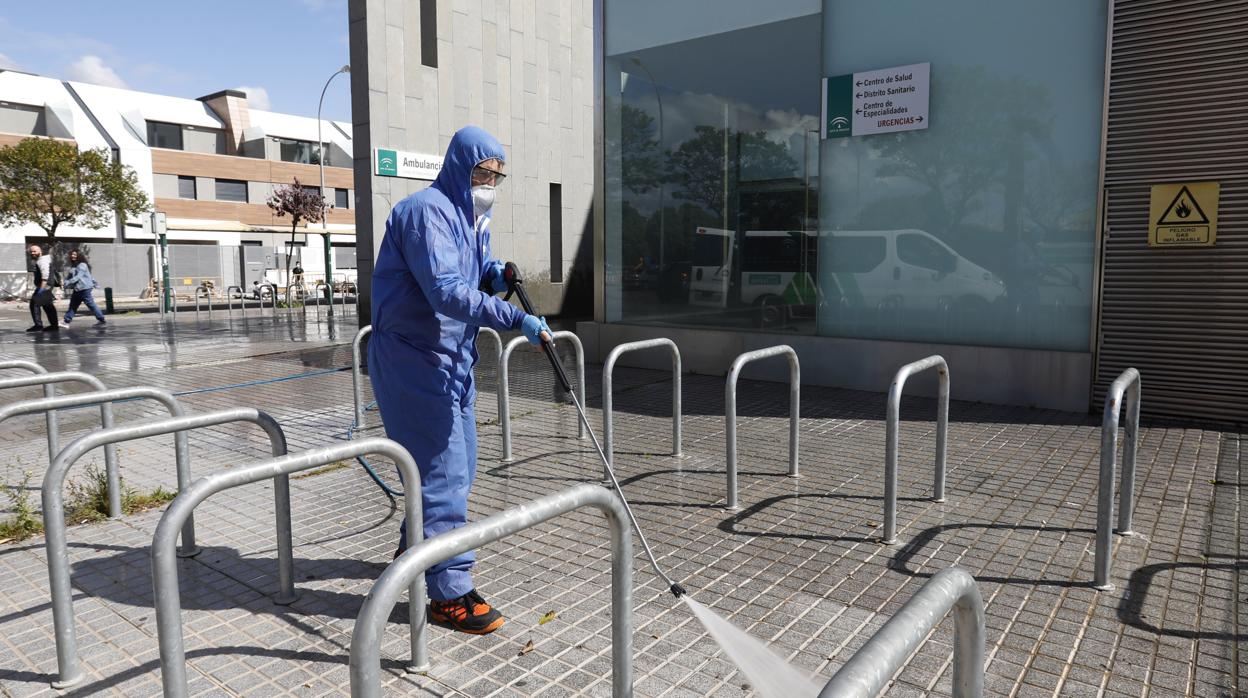 Un trabajador de Sadeco limpia junto al centro de salud Carlos Castilla del Pino