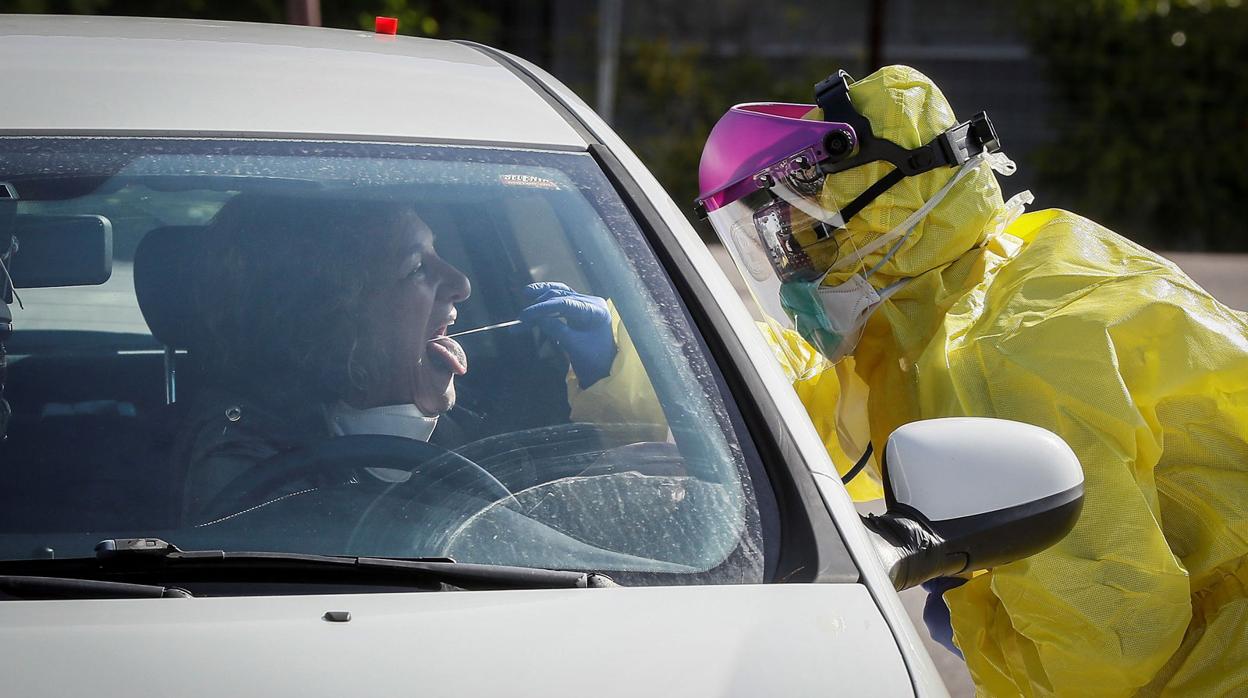 Un sanitario realiza pruebas dentro de un coche