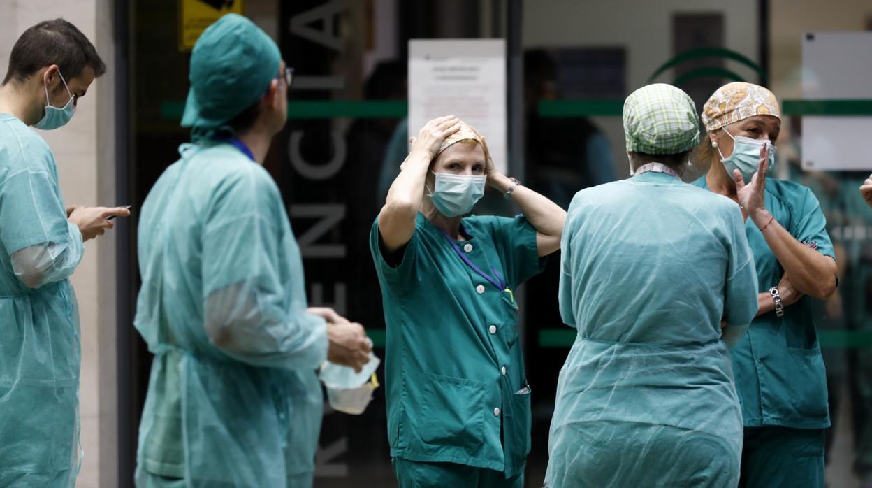 Personal sanitario a las puertas del hospital Reina Sofía de Córdoba