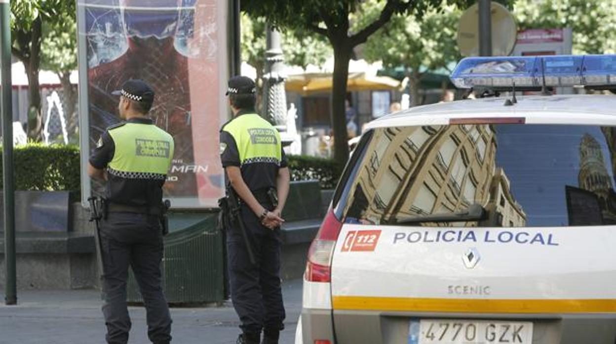 Agentes e la Policía Local de Córdoba