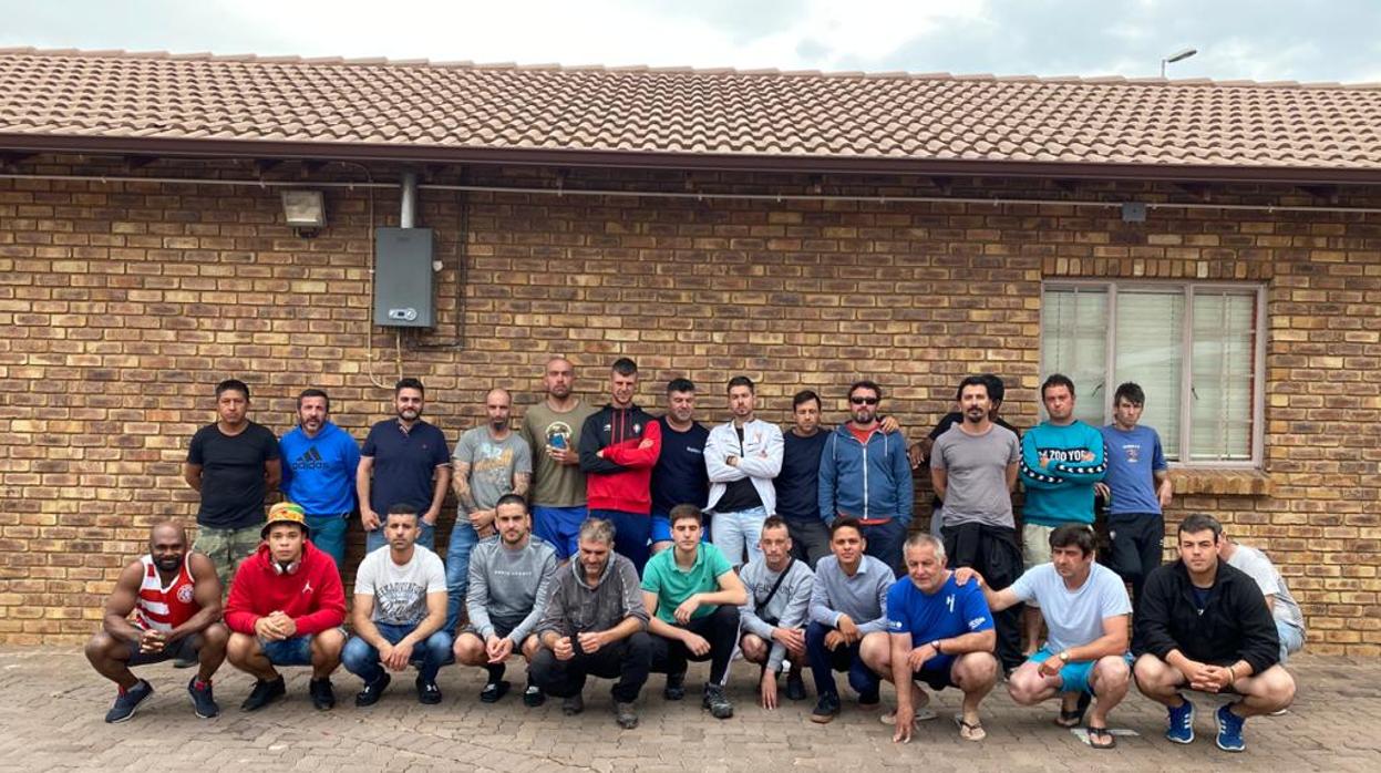 Juan Antonio Mora (tercero por la derecha y en pie), junto a algunos compañeros, todos residentes en España