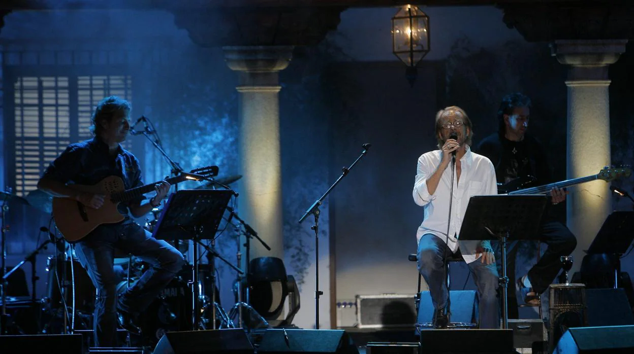 Luis Eduardo Aute, en el concierto en Viana en que se grabó su disco «Humo y azar» en julio de 2007