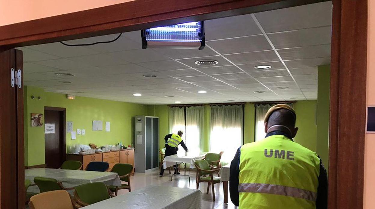 Agentes de la UME desinfectan el comedor de la residencia de Belalcázar con cuatro fallecidos
