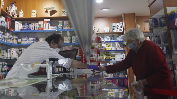 Las farmacias, desabastecidas de las mascarillas contra el coronavirus cuyo uso estudia imponer el Gobierno
