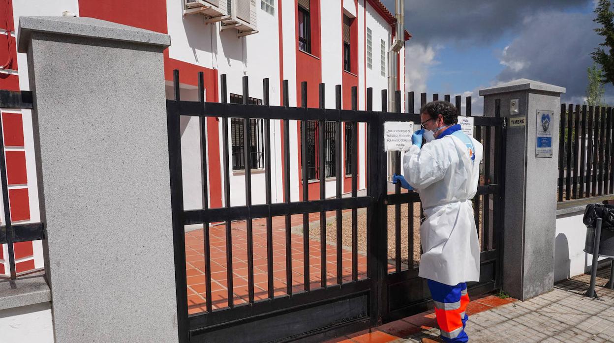 Un sanitario accede a la residencia de Belalcázar en la jornada de ayer