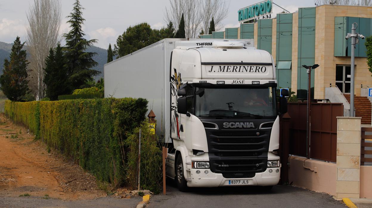 Un camión procedente de Madrid abandona el Tanatorio de Córdoba después de dejar los cuerpos de los difuntos para ser incinerados