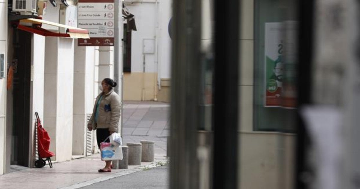 Una mujer espera su turno en una tienda del centro de Córdoba