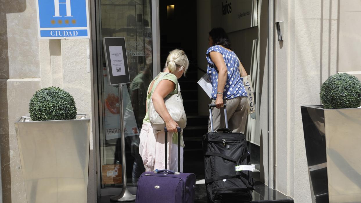 Turistas entrando en un hotel en Málaga