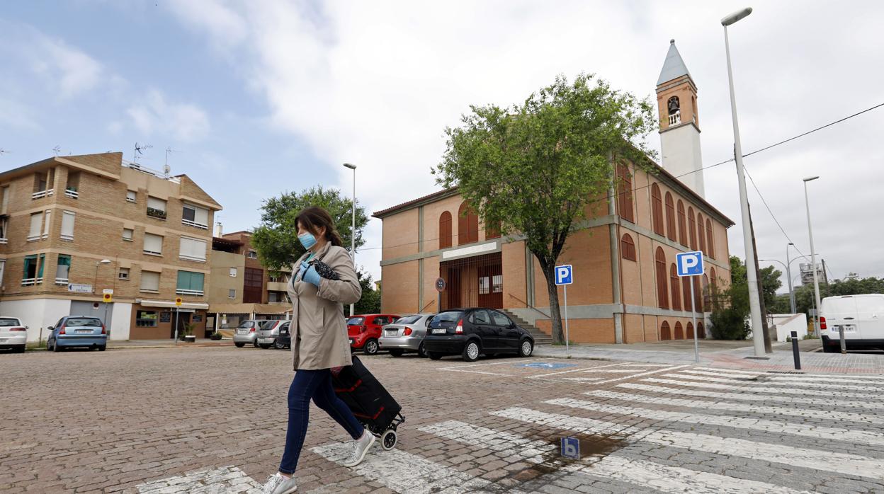 Una mujer cruza por la plaza Mahatma Gandhi, junto a la iglesia Nuestra Señora de la Aurora