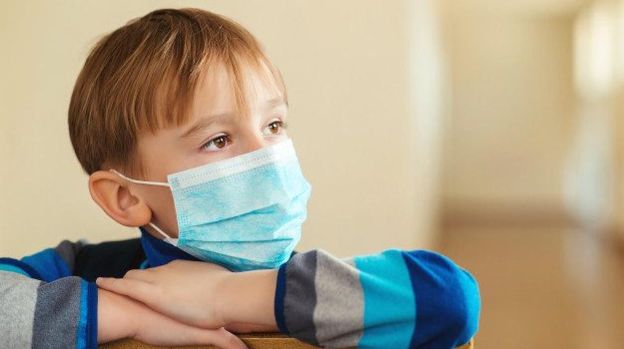 Imagen de un niño con una mascarilla