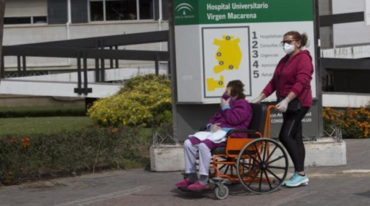 Una mujer sale del hospital acompañada en Sevilla