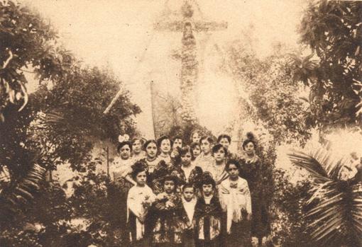 Niños ante una cruz participante en el concurso de 1928 en Córdoba