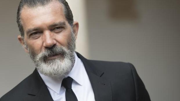 Fotógrafos sin mascarilla chafan la salida deportiva de Antonio Banderas