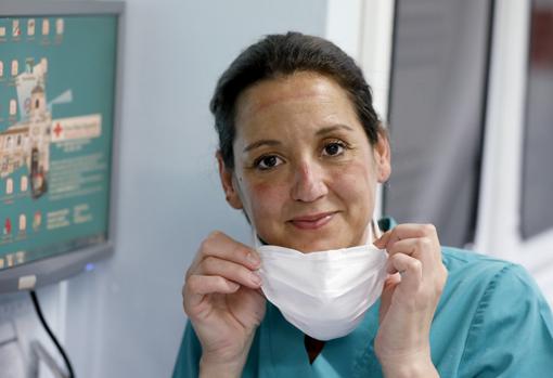 La lucha en la UCI: «En los últimos momentos eres tú quien acompaña al paciente y le das el último adiós»