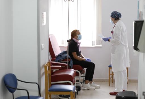 Una doctora habla con una persona contagiada en el hospital de la Cruz Roja de Córdoba