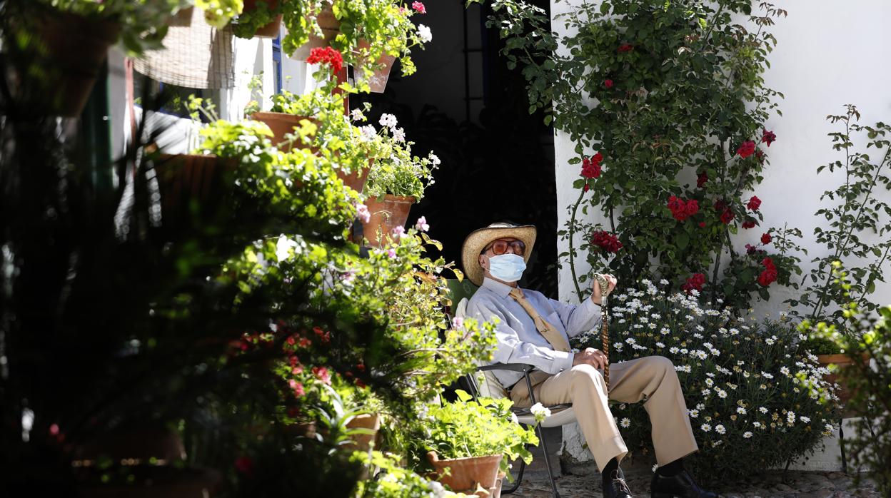 Juan Pérez Latorre, el sastre de Santa Marina, con mascarilla junto a su casa