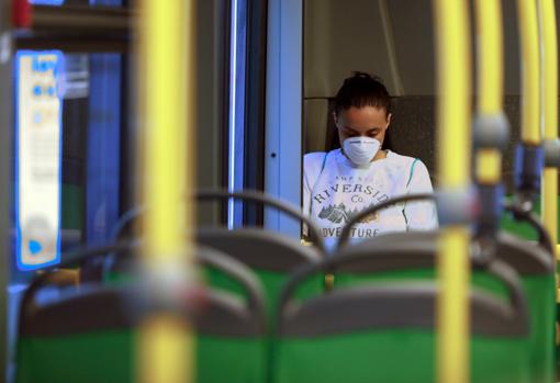 Una mujer viaja con su mascarila en un autobús de Aucorsa